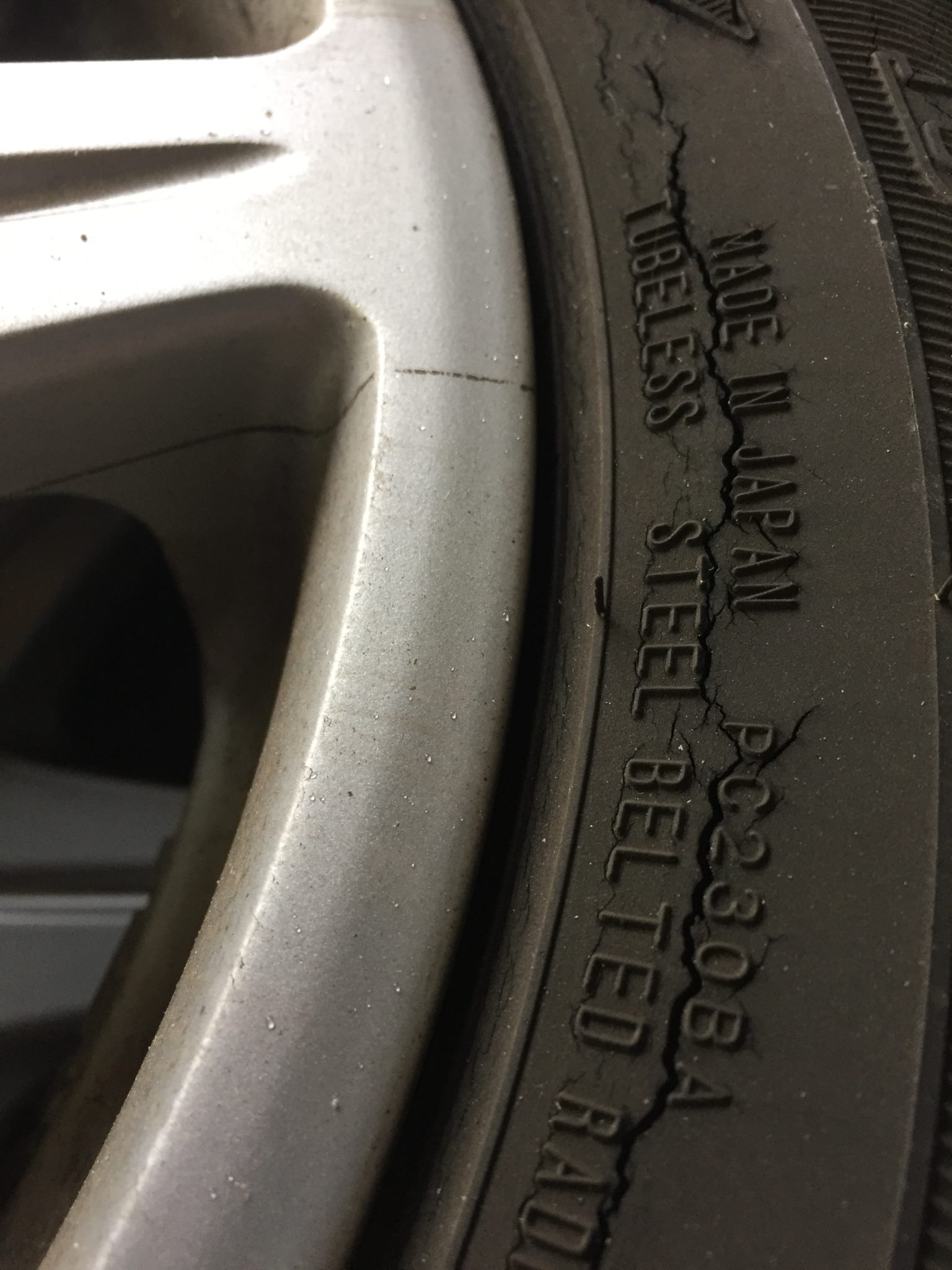 タイヤのひび割れは危険 富山でタイヤ交換ならアドオンへ オートスタイルアドオン