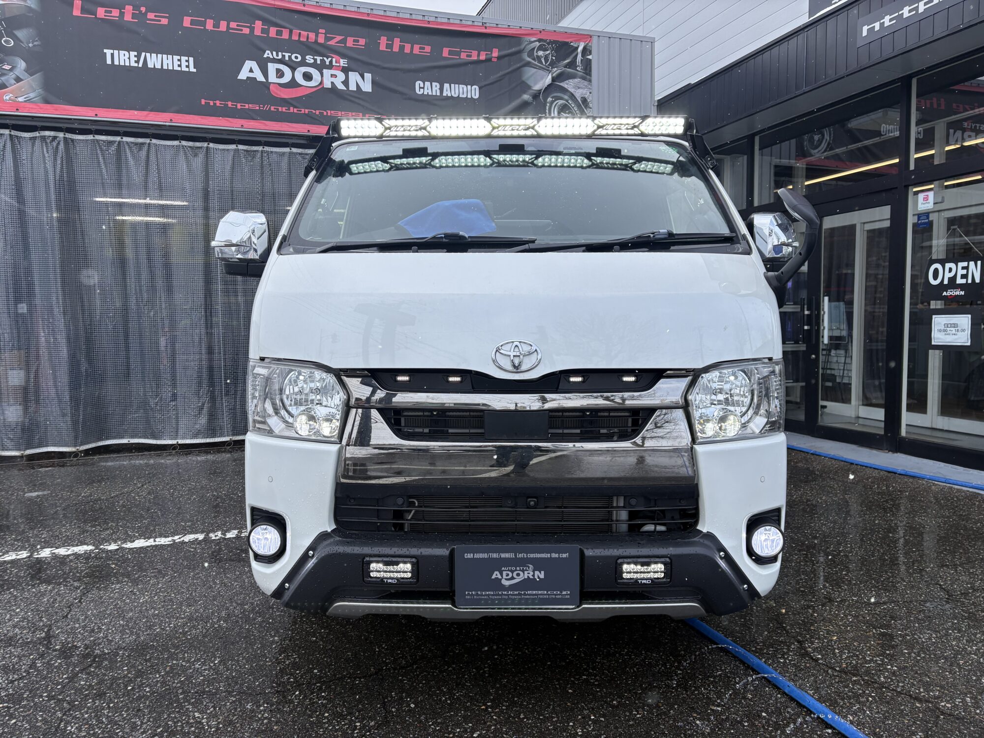 ハイエース フロントのアクセントにIPFグリルマーカー取り付け